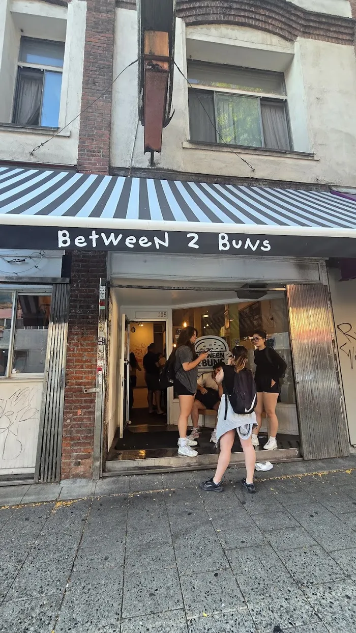 Between 2 Buns Burgers