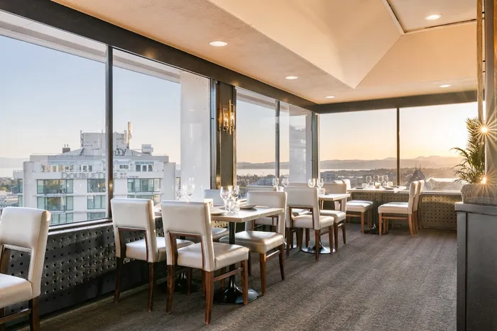 Vista 18 Restaurant + Lounge