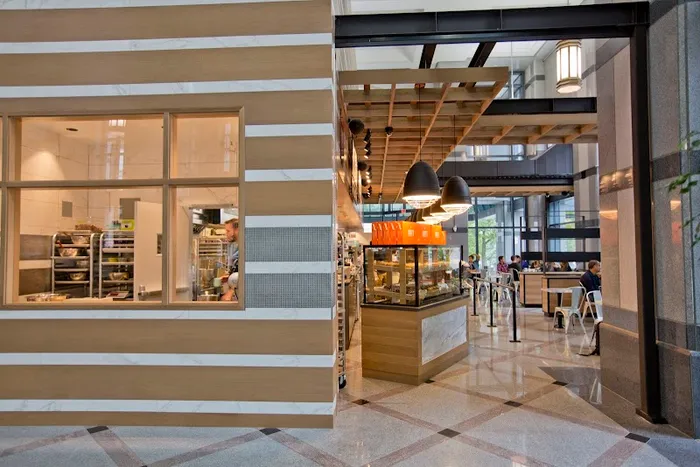 49th Parallel Café & Lucky's Doughnuts - Thurlow