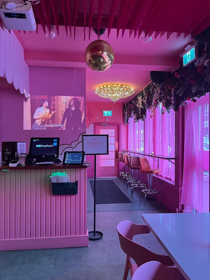 Dolly's Cocktail Bar